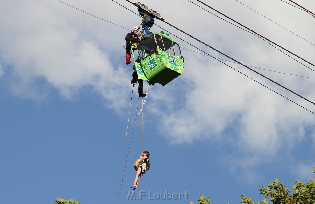 Koelner Seilbahn Gondel blieb haengen Koeln Linksrheinisch P568.JPG